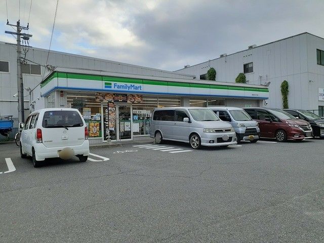 近くのファミリーマート様まで327m(徒歩5分)