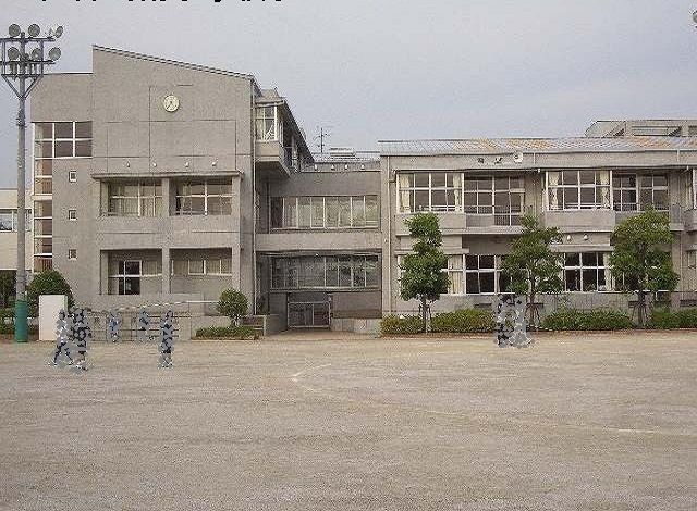 近くの小学校まで1,300m（徒歩17分）