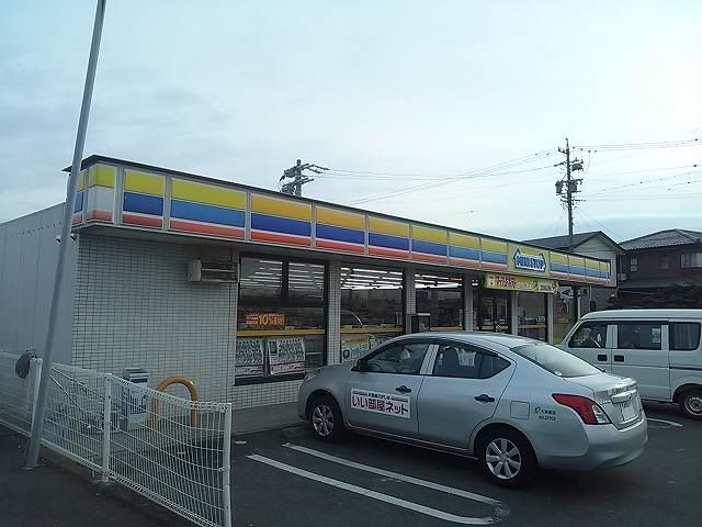 近くのコンビニまで700m（徒歩9分）