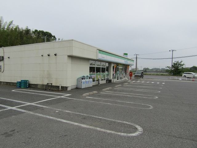 近くのファミリーマート茂原新小轡店まで280m（徒歩4分）