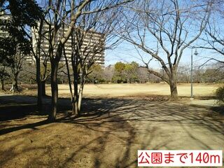 近くの公園まで140m（徒歩2分）