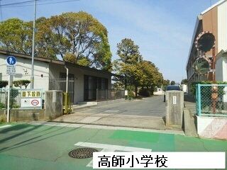 近くの小学校まで550m（徒歩7分）