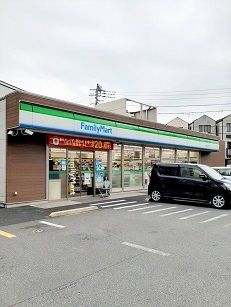 近くのファミリーマートまで114m（徒歩2分）