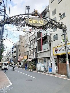 近くの中板橋商店街まで647m（徒歩9分）