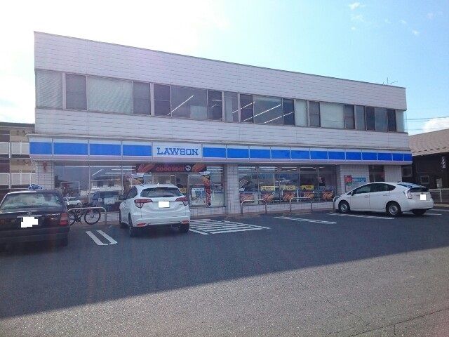 近くのローソン上中居店まで500m(徒歩7分)