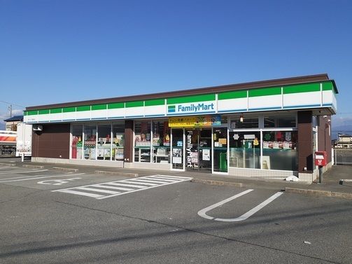 近くのファミリーマート藤田店まで700m（徒歩9分）