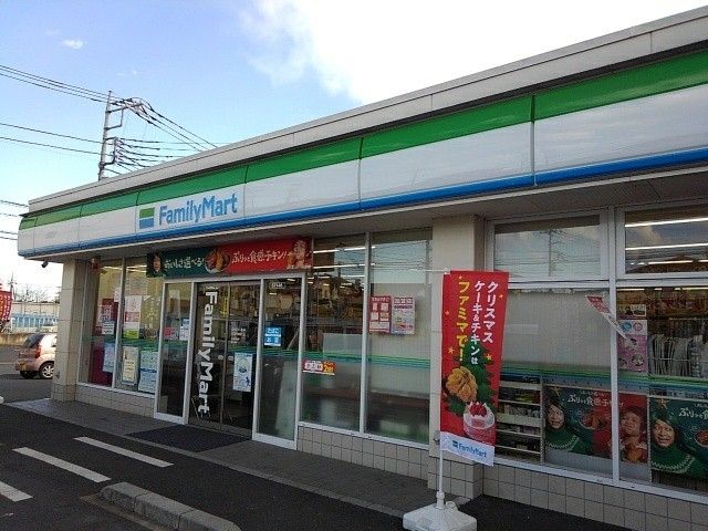 近くのファミリーマートまで500m（徒歩7分）