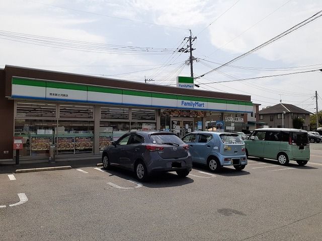 近くのファミリーマート新土河原店まで500m（徒歩7分）
