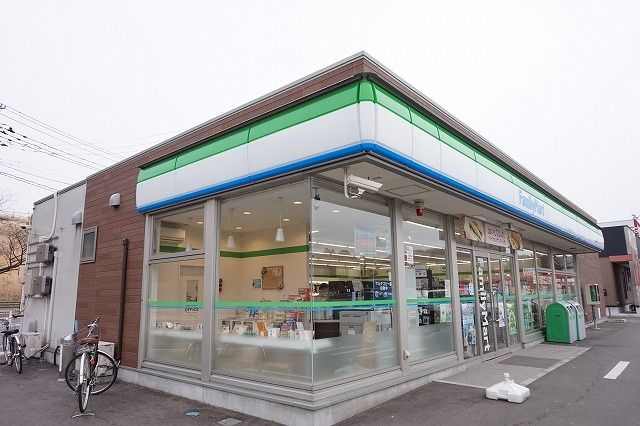 近くのファミリーマート あけの平店まで1,800m(徒歩23分)