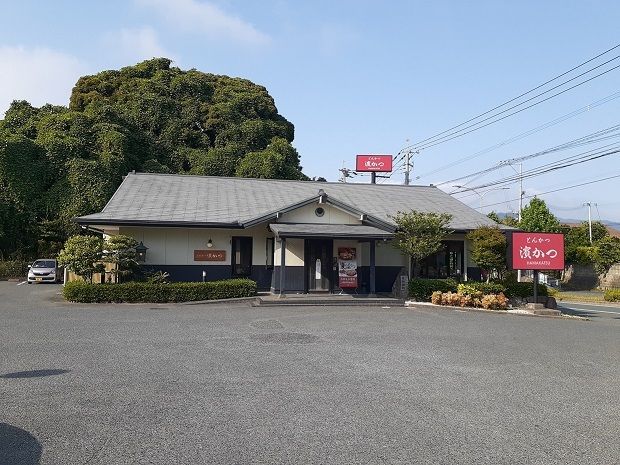 近くのとんかつ濱かつまで500m（徒歩7分）