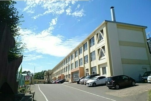 近くの東部小学校まで1,600m（徒歩20分）