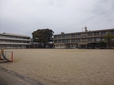 近くの日岡小学校まで180m（徒歩3分）