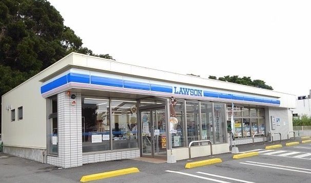 近くのローソンうるま石川店まで600m（徒歩8分）