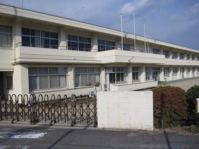近くの吉備小学校まで1,300m（徒歩17分）