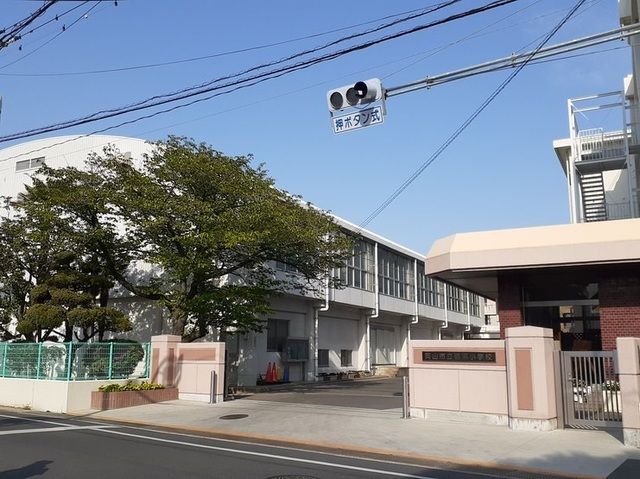 近くの福浜小学校まで900m（徒歩12分）