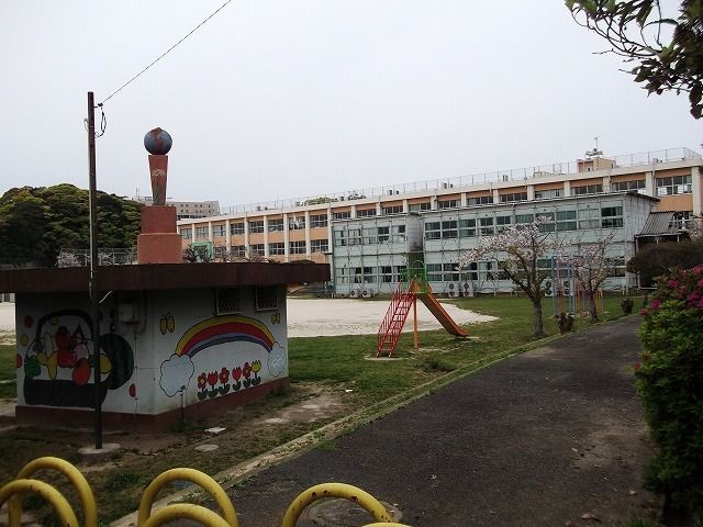近くの山鹿小学校まで600m(徒歩8分)