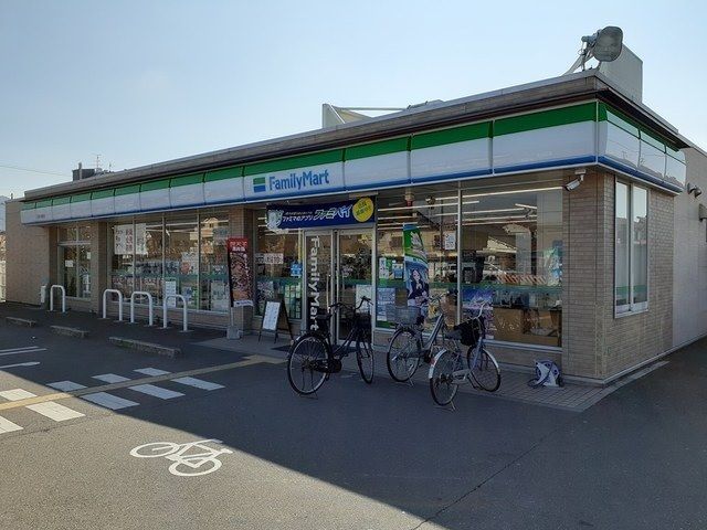近くのファミリーマート様まで35m(徒歩1分)