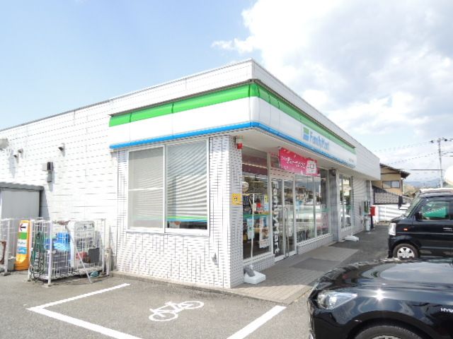 近くのファミリーマート富士宮東小泉店まで450m（徒歩6分）