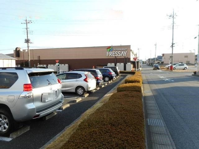 近くのフレッセイ吉岡店まで450m(徒歩6分)