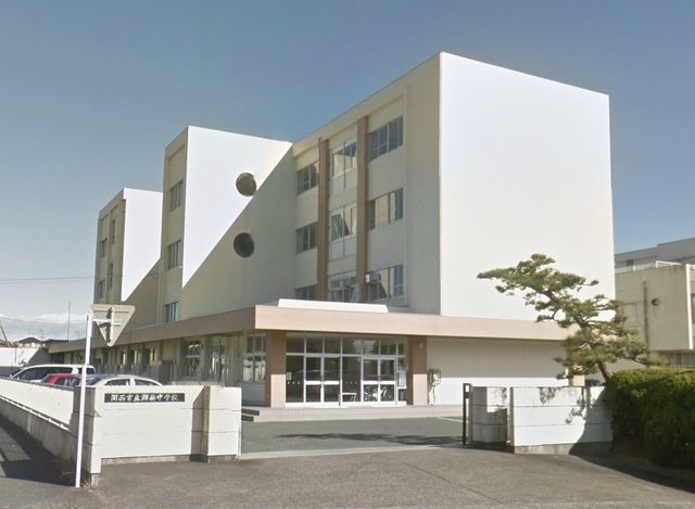 近くの湖西市立湖西中学校まで1,200m（徒歩15分）