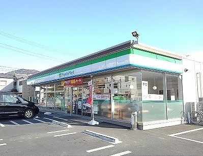 近くのファミリーマートまで550m（徒歩7分）
