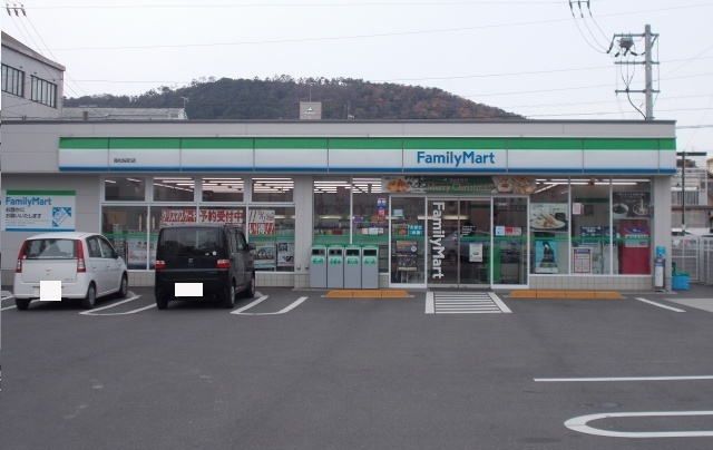 近くのコンビニまで950m（徒歩12分）