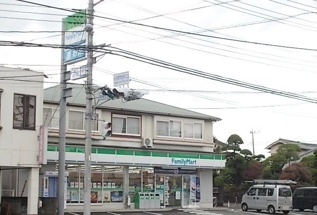 近くのファミリーマートおかべ荻窪店まで350m（徒歩5分）