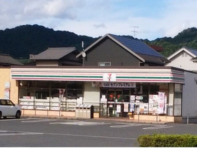 近くのセブンイレブン東塚5丁目店まで450m（徒歩6分）