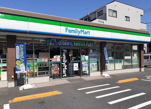 近くのファミリーマートまで305m（徒歩4分）