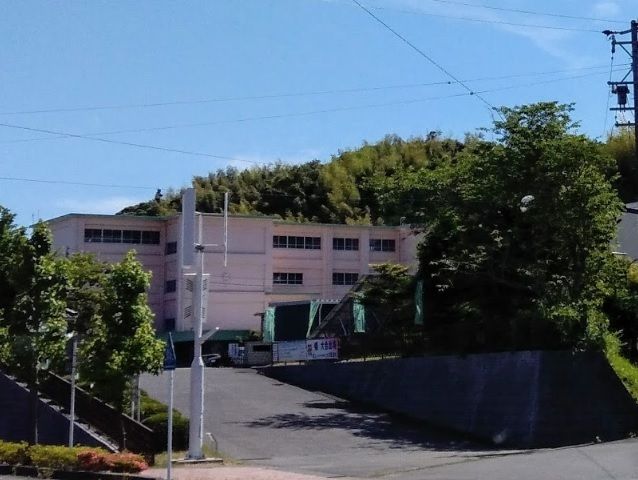 近くの掛川市立城東中学校まで1,300m（徒歩17分）