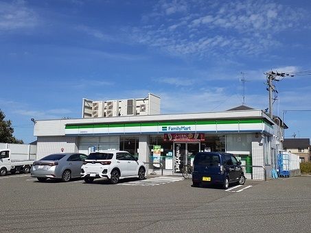 近くのファミリーマートまで450m(徒歩6分)
