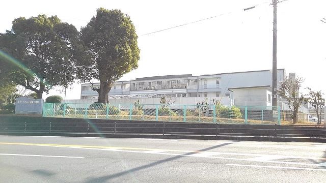 近くの三重東小学校まで1,000m（徒歩13分）