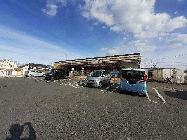 近くのセブンイレブン吉岡大久保店まで500m（徒歩7分）