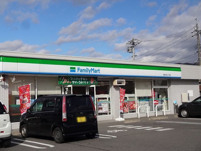 近くのファミリーマート諏訪沖田二丁目まで1,100m（徒歩14分）