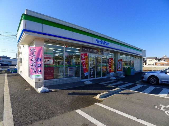 近くのファミリーマート邑楽中野店まで300m（徒歩4分）