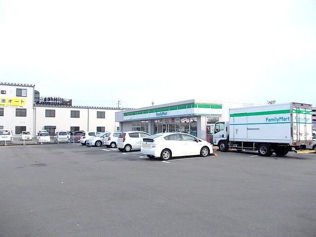 近くのファミリーマートまで350m（徒歩5分）
