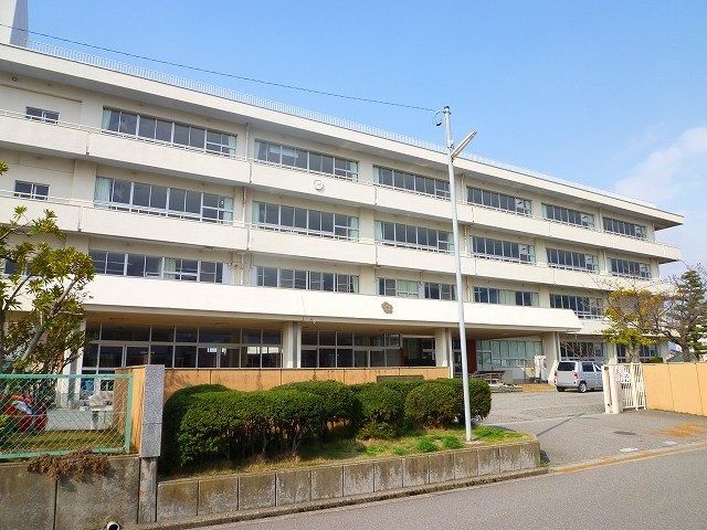 近くの木曳野小学校まで1,300m（徒歩17分）