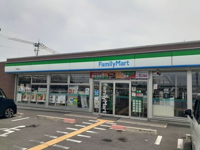 近くのファミリーマート様まで700m(徒歩9分)