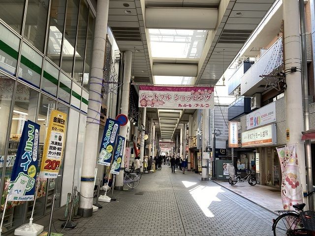 近くの商店街あいもーるまで30m（徒歩1分）