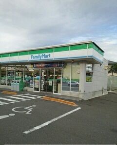 近くのファミリーマートさんまで600m（徒歩8分）