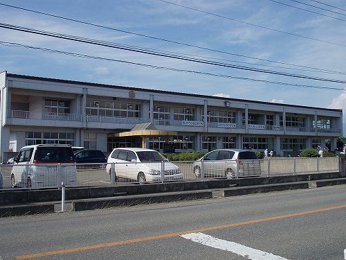 近くの荒舘小学校まで2,500m(徒歩32分)