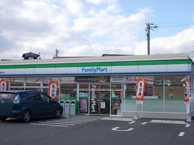近くのファミリーマート西岐波店まで600m（徒歩8分）