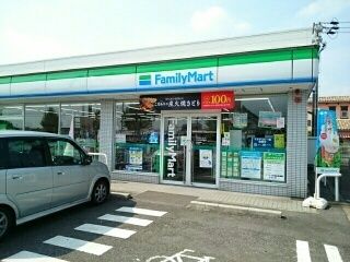 近くのファミリーマート木曽川役場前店まで700m(徒歩9分)