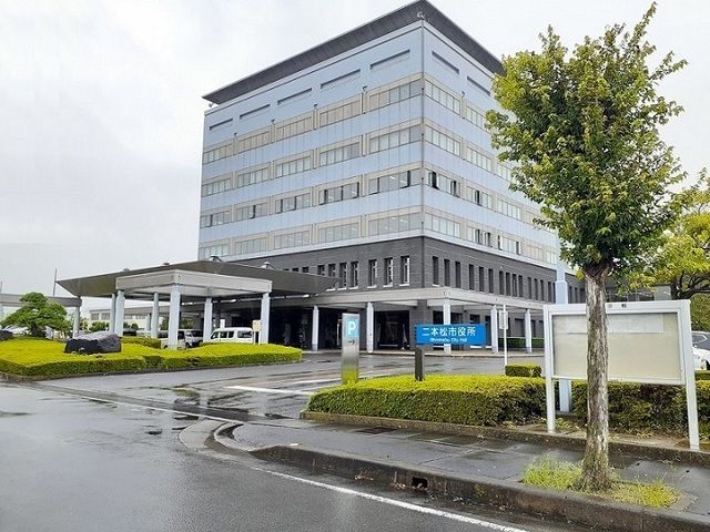 近くの二本松市役所まで1,700m（徒歩22分）