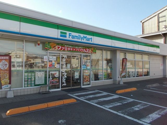 近くのファミリーマート下吾川店様まで400m（徒歩5分）