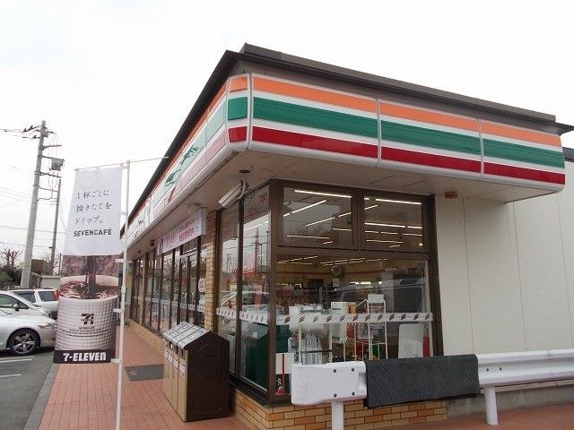 近くのセブンイレブン荒牧まで800m（徒歩10分）