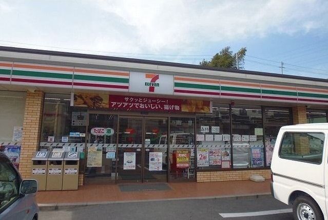 近くのセブンイレブンまで12m（徒歩1分）