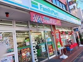 近くのファミリーマートまで450m（徒歩6分）
