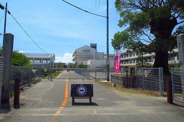 近くの小学校まで1,300m（徒歩17分）