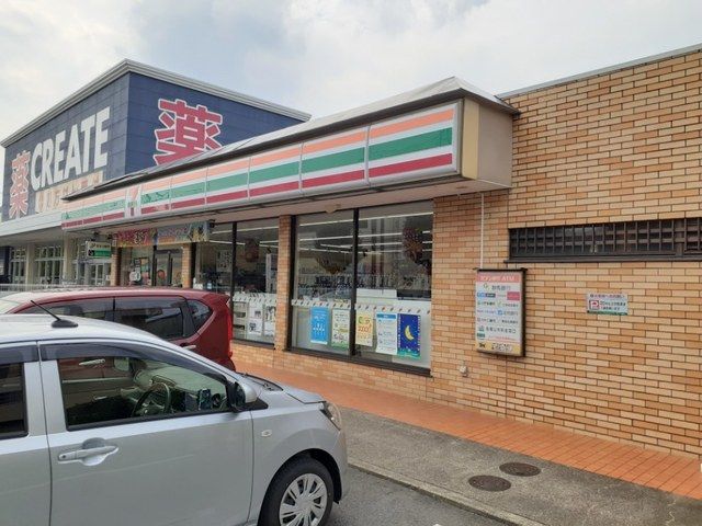 近くのセブンイレブン前橋上小出店まで650m（徒歩9分）
